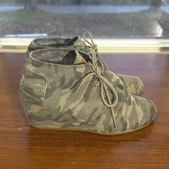 TOMS Women's Camouflage Wedge Booties Size 10 - Picture 3 of 7